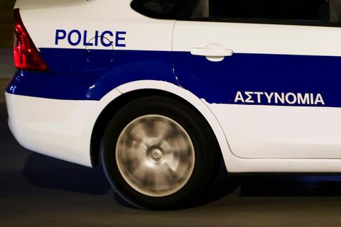 Ein Auto der Polizei Zyperns auf einer Straße in der Nähe des Flughafens Larnaka