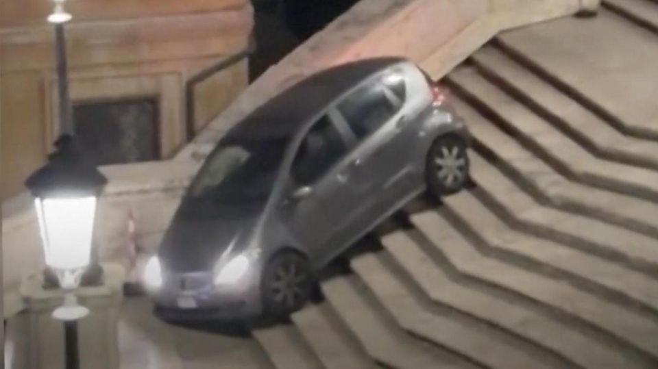 80-jähriger brettert mit Auto spanische Treppe in Rom herunter