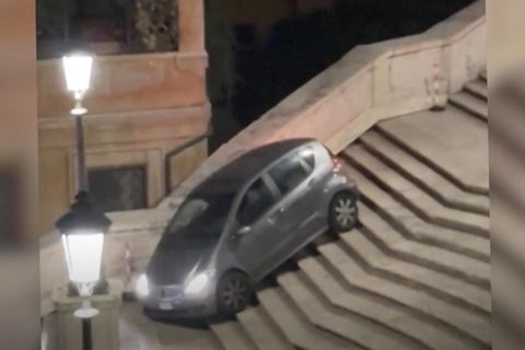 80-jähriger brettert mit Auto spanische Treppe in Rom herunter