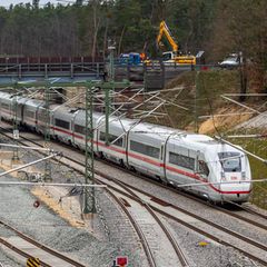 Ein ICE durchfährt den Bereich bei Strullendorf, wo Bauarbeiten an der Gleisinfrastruktur stattfinden