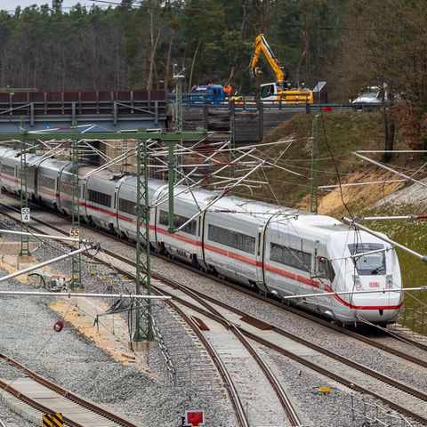 Ein ICE durchfährt den Bereich bei Strullendorf, wo Bauarbeiten an der Gleisinfrastruktur stattfinden