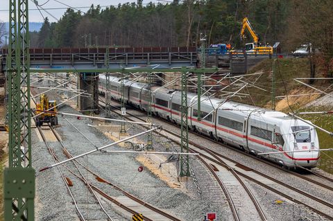 Ein ICE durchfährt den Bereich bei Strullendorf, wo Bauarbeiten an der Gleisinfrastruktur stattfinden