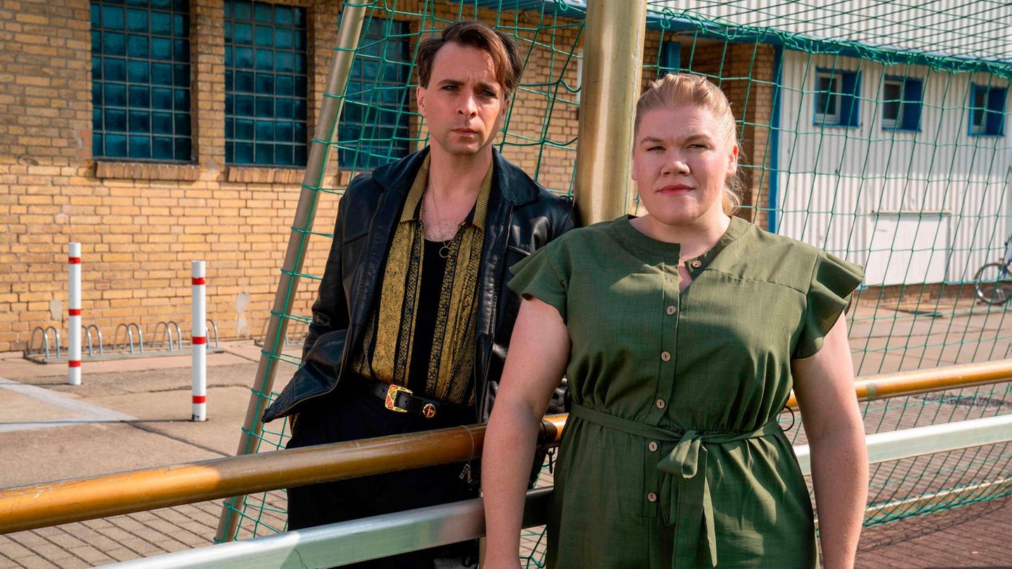 Der "Polizeiruf 110"-Kommissar Vincent Ross (André Kaczmarczyk) und seine Kollegin Alexandra Luschke (Gisa Flake)