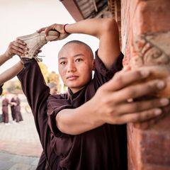 Zwei Mädchen dehnen ihre Beine