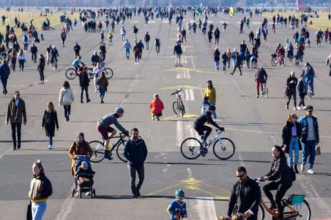Einwohnerzahl in Deutschland: Menschen genießen das Wetter auf dem Tempelhofer Feld in Berlin im Jahr 2021