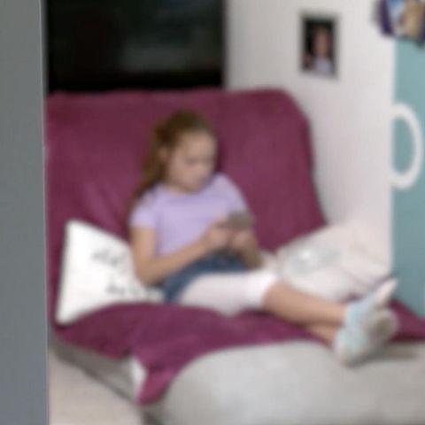 Ein junges Mädchen hat ein Smartphone in der Hand