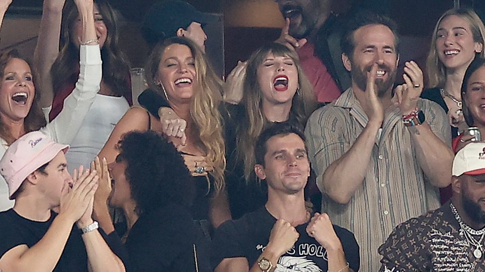 Blake Lively, Taylor Swift und Ryan Reynolds jubeln bei einem Football-Spiel