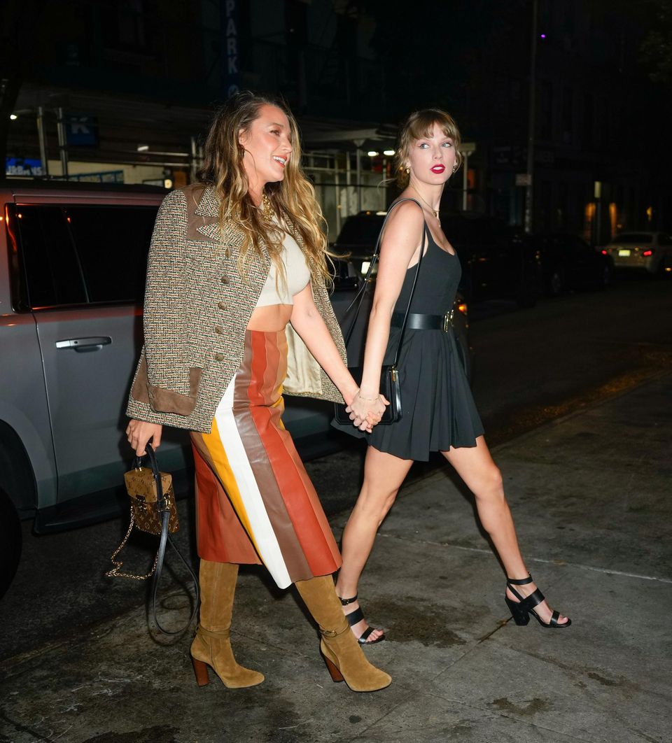Blake Lively und Taylor Swift gehen Hand und Hand zu einer Party