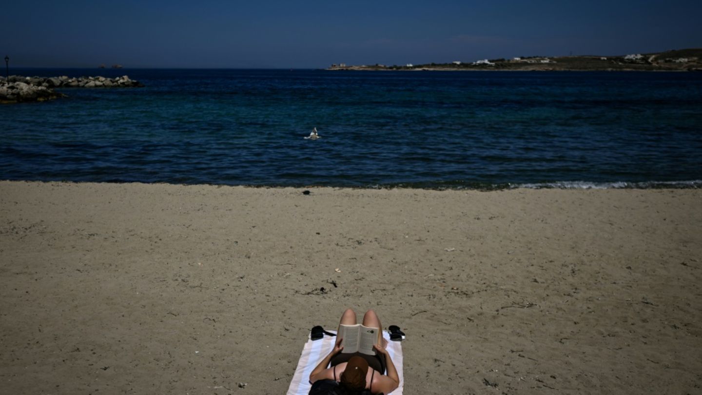 Frau an Strand in Griechenland