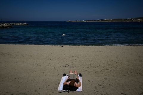 Frau an Strand in Griechenland