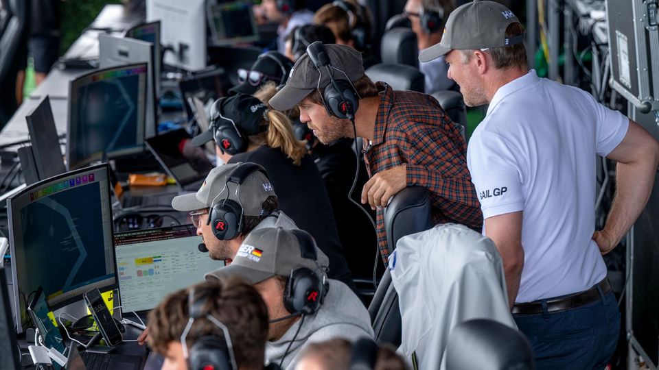 Sebastian Vettel schaut auf die Monitore beim SailGP Rennen