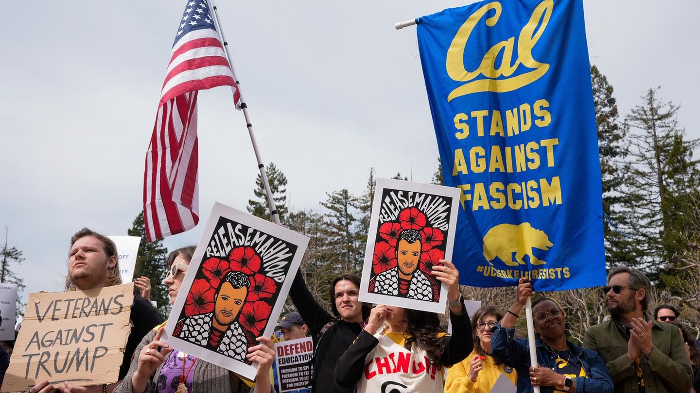 Proteste in den USA: Der Widerstand gegen Trump hat längst auch die Universität Berkeley in Kalifornien erreicht. Schon in den 1960er Jahren gab es dort Studentenproteste, das war die Geburtsstunde des "Free Speech Movement". Noch heute gilt das als eine der einflussreichsten studentischen Protestbewegungen in der Geschichte der USA. Der Widerstand gegen Trump hat längst auch die Universität Berkeley in Kalifornien erreicht. Schon in den 1960er Jahren gab es dort Studentenproteste, das war die Geburtsstunde des "Free Speech Movement". Noch heute gilt das als eine der einflussreichsten studentischen Protestbewegungen in der Geschichte der USA.