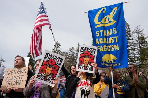 Der Widerstand gegen Trump hat längst auch die Universität Berkeley in Kalifornien erreicht. Schon in den 1960er Jahren gab es dort Studentenproteste, das war die Geburtsstunde des "Free Speech Movement". Noch heute gilt das als eine der einflussreichsten studentischen Protestbewegungen in der Geschichte der USA.