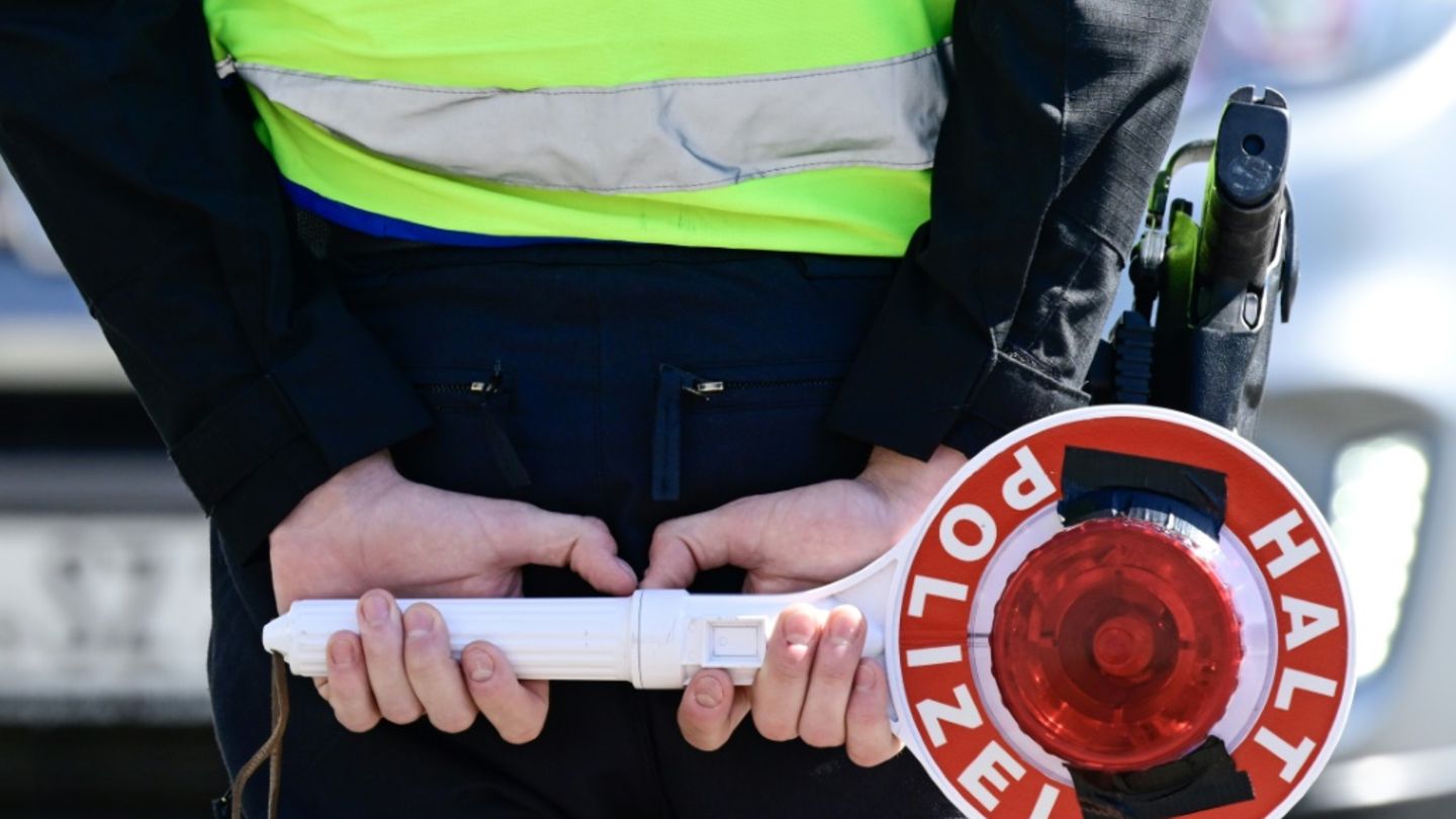 Polizist mit Kelle