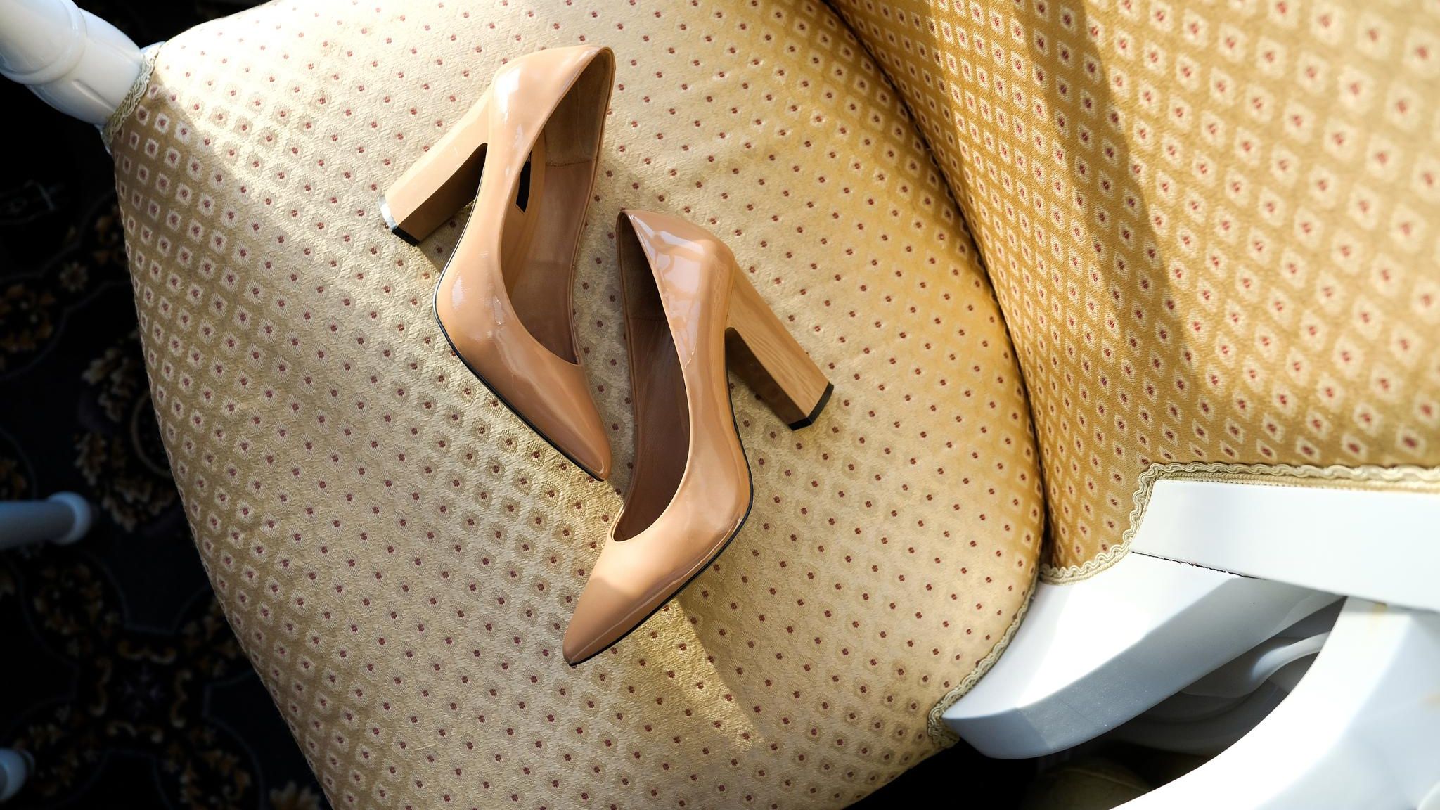 Schuhe auf einem Stuhl
