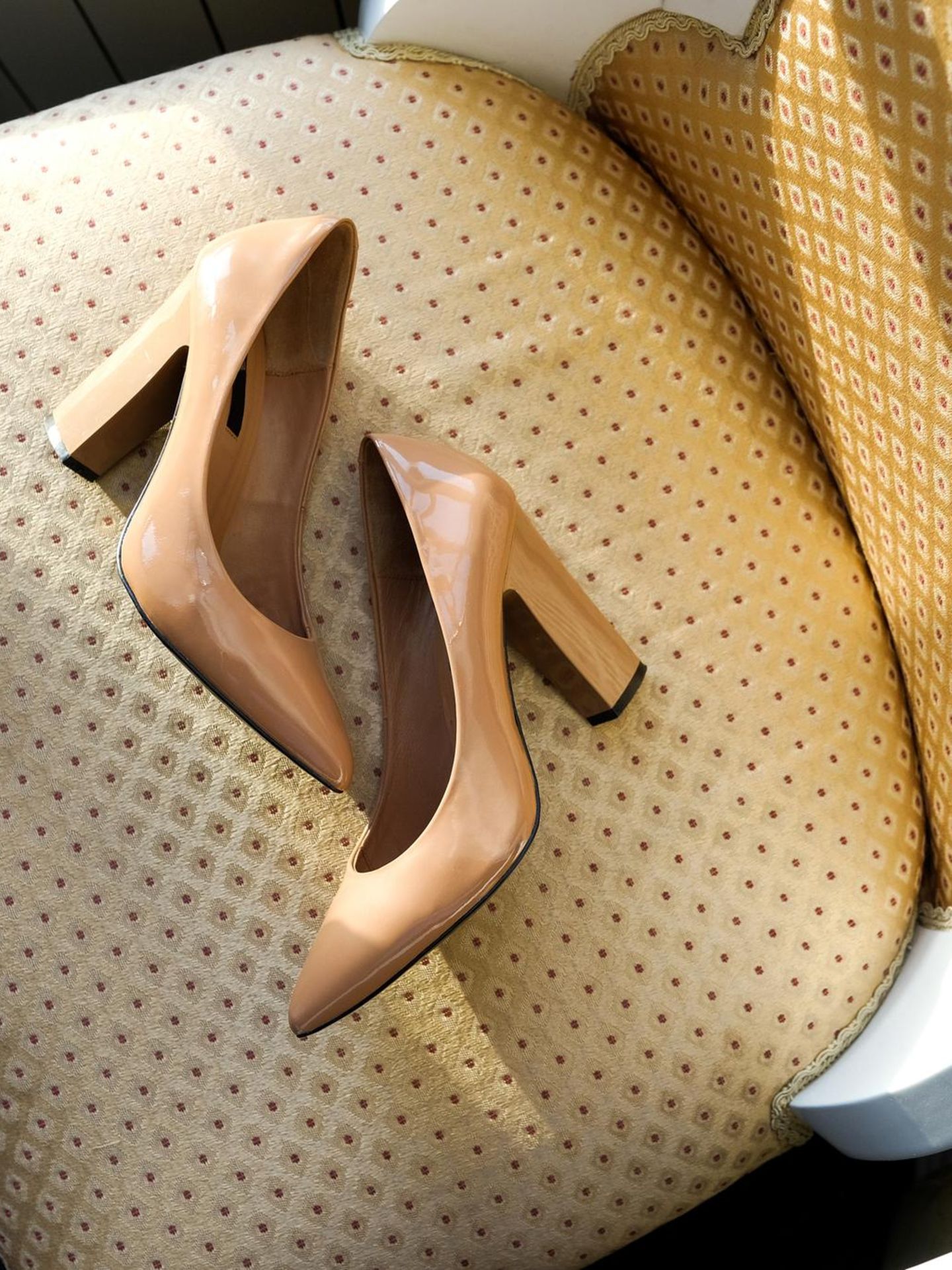 Schuhe auf einem Stuhl