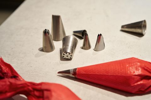 Thema Back-Expertin Kuchenbacken: Mood-Bild mit roter Spritztüte und Metall-Aufsätzen