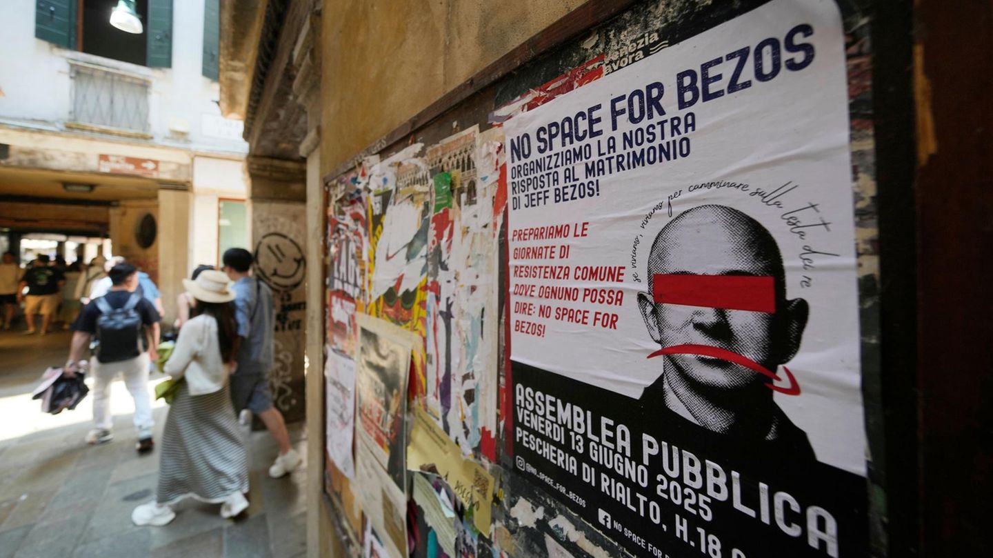 Plakate in Venedig gegen die Hochzeit von Jeff Bezos