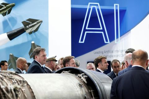 Rüstungsanbieter bei Luftfahrtmesse Le Bouret