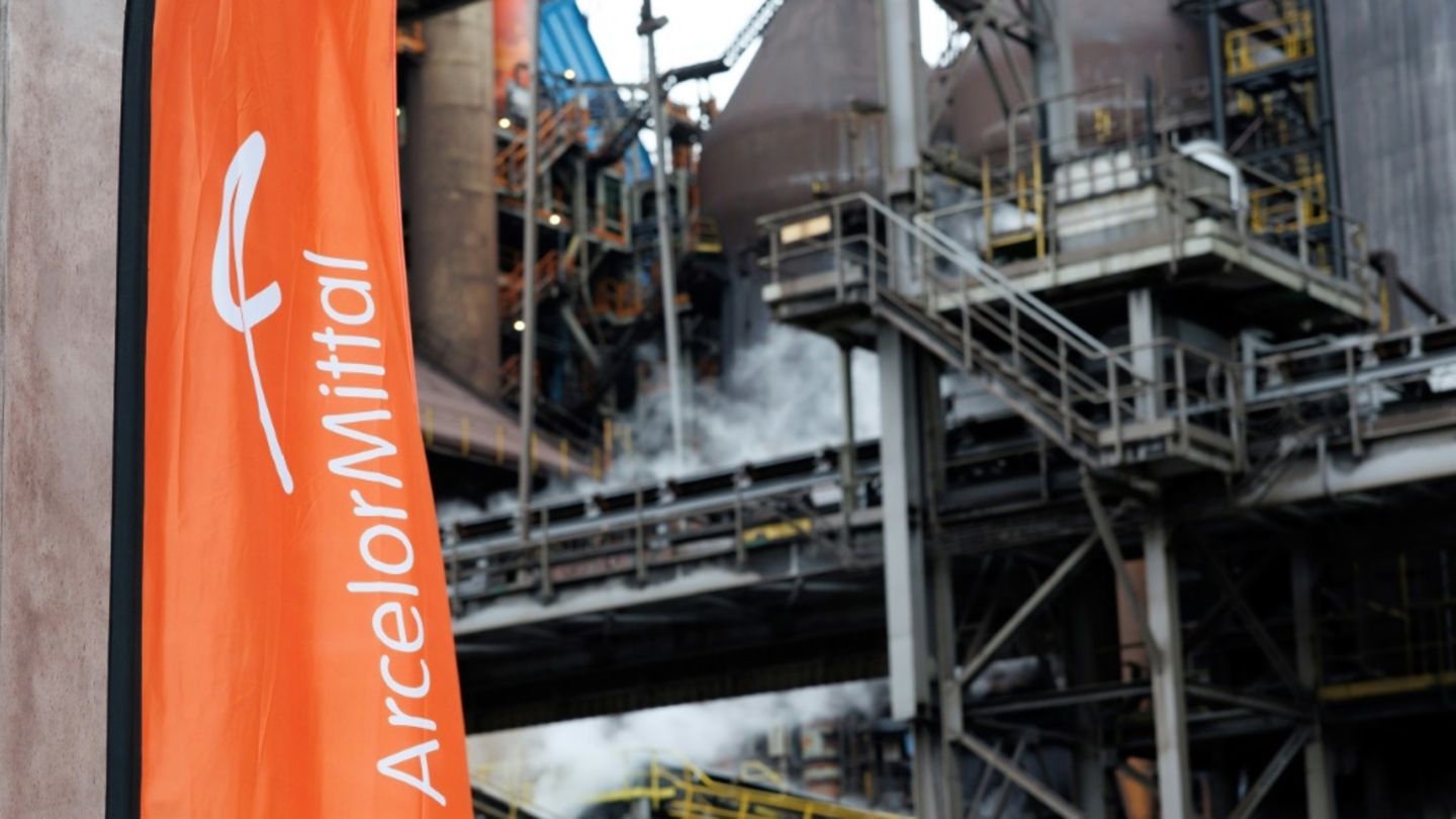 Logo von ArcelorMittal im belgischen Gent