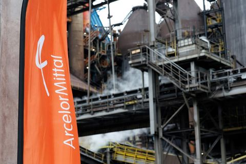 Logo von ArcelorMittal im belgischen Gent