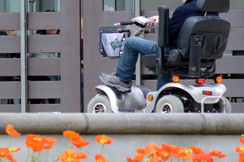 Am Ende kippte der Mann mit seinem Elektro-Rollstuhl um (Symbolbild)