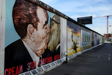 Bruderkuss-Wandbild an East Side Gallery in Berlin