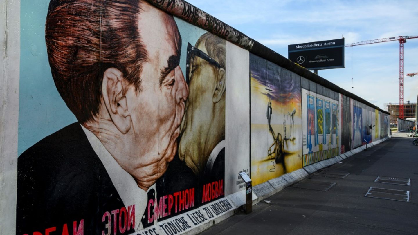 Bruderkuss-Wandbild an East Side Gallery in Berlin
