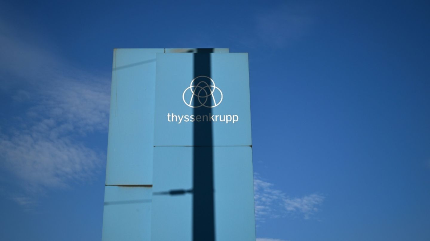 Das Logo von Thyssenkrupp am Standort Duisburg