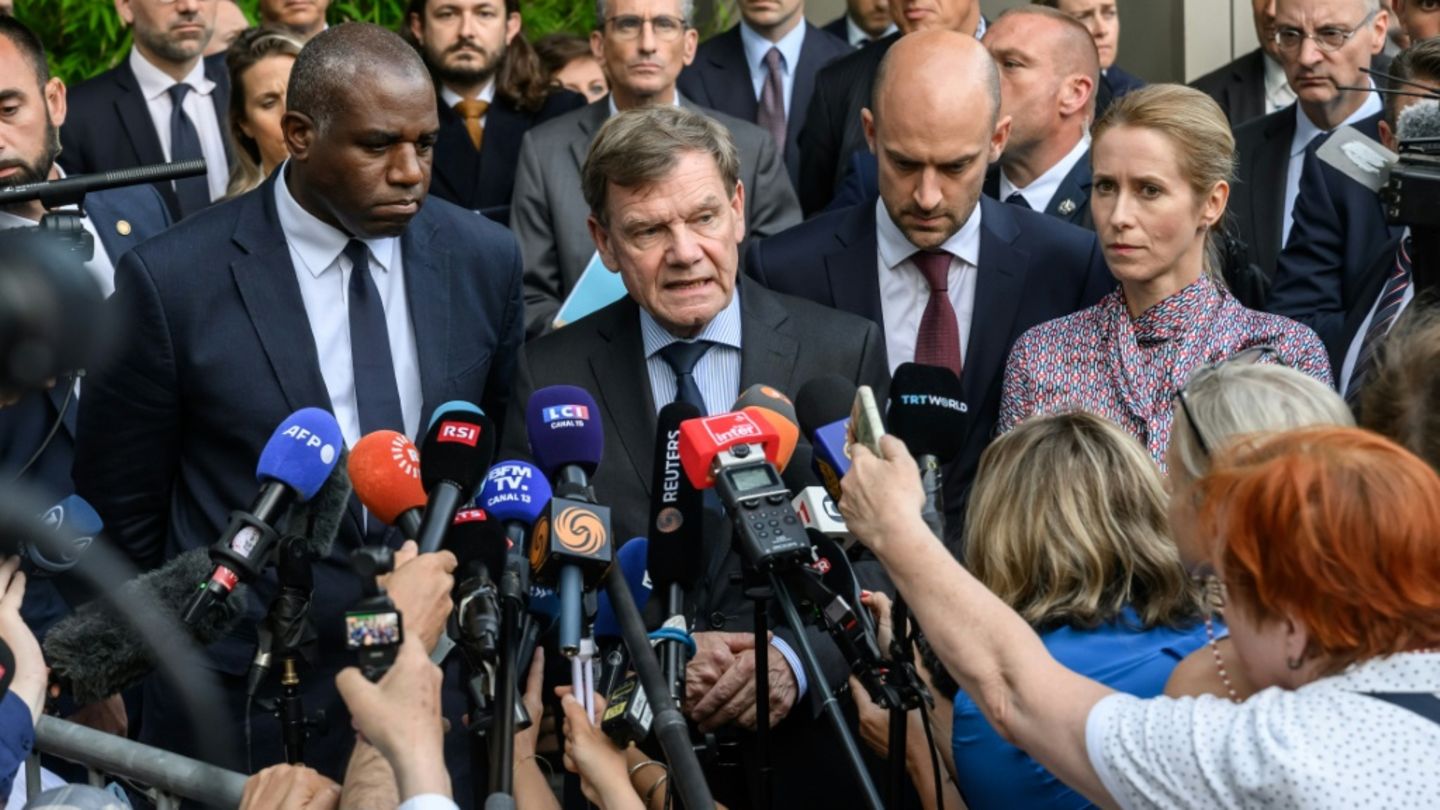 Wadephul (2.v.l.) nach den Gesprächen in Genf