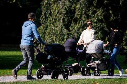 Eltern mit Kinderwagen