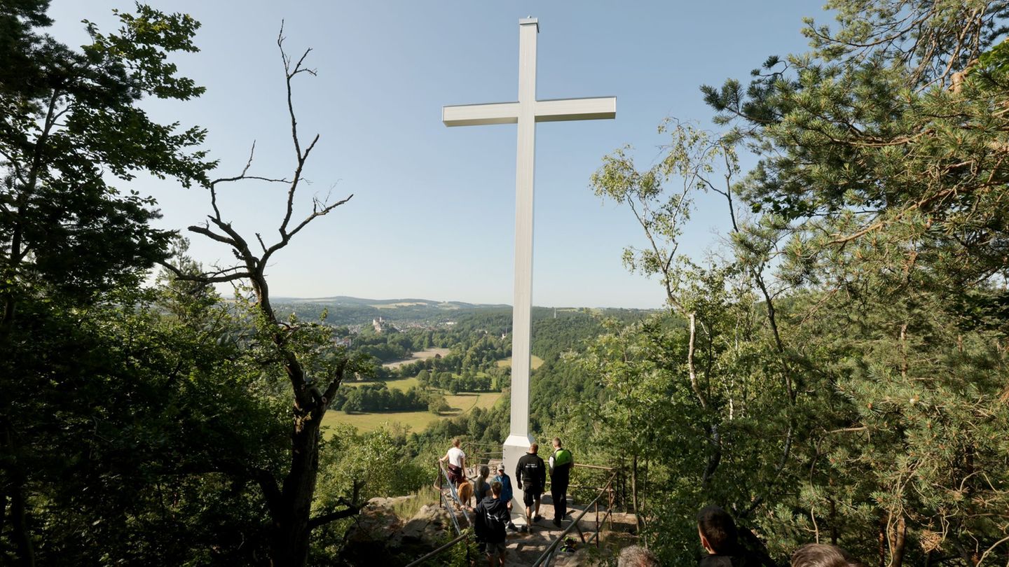 Gipfelkreuz-Gipfelkreuz-eingeflogen-Greiz-erh-lt-Wahrzeichen-zur-ck
