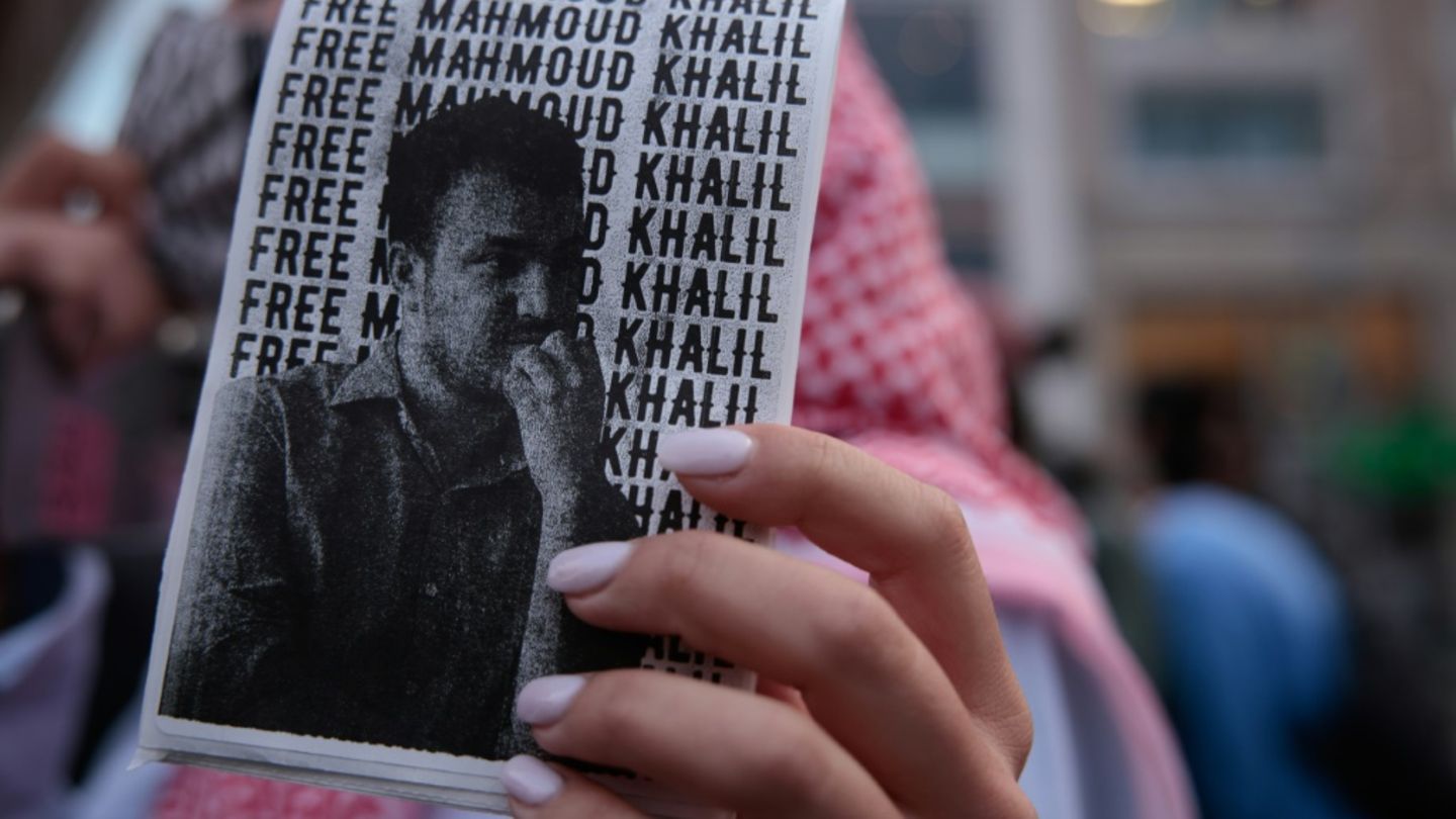Demonstrantin mit Bild von Khalil