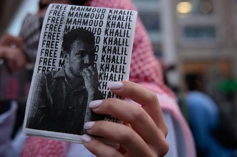 Demonstrantin mit Bild von Khalil