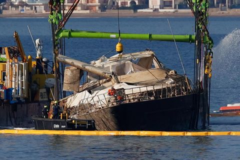 Gesunkene Yacht mit Spezialmaschinen an Wasseroberfläche geholt