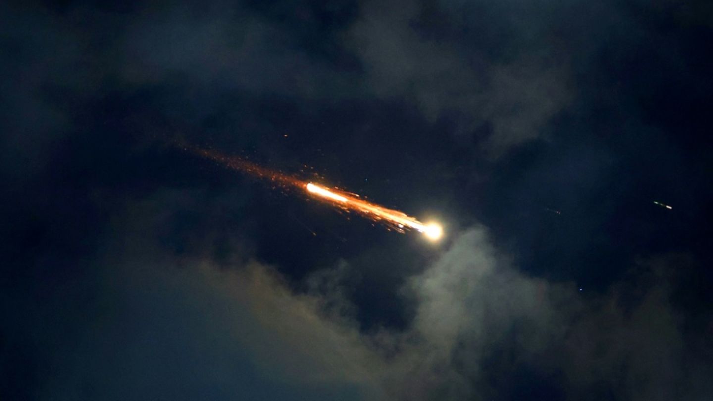 Iranischer Raketenangriff über dem israelischen Netanja