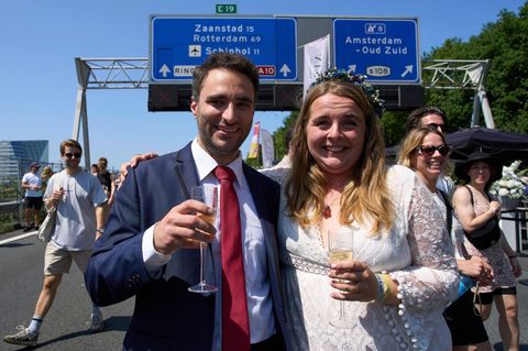 Amsterdam: ein Hochzeitspaar stößt mit Sekt an
