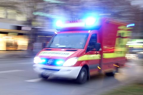 Unfall: ein Rettungswagen mit Blaulicht