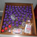 Ein weiterer Vorrat an Gleitmittel und Babyöl in einer Schublade