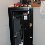 Auch in und auf einem Safe fanden die Ermittler Patronen und Waffen