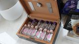 Selbst in einem Humidor, in dem normalerweise Zigarren gelagert werden, fanden Ermittler flaschenweise Gleitmittel und Babyöl. Ein Humidor ist mit einem speziellen Befeuchtungssystem ausgestattet, das die Luftfeuchtigkeit stabil halten soll – eigentlich, damit Zigarren und Tabak ihr Aroma behalten