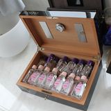 Selbst in einem Humidor, in dem normalerweise Zigarren gelagert werden, fanden Ermittler flaschenweise Gleitmittel und Babyöl. Ein Humidor ist mit einem speziellen Befeuchtungssystem ausgestattet, das die Luftfeuchtigkeit stabil halten soll – eigentlich, damit Zigarren und Tabak ihr Aroma behalten