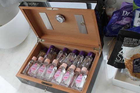 Selbst in einem Humidor, in dem normalerweise Zigarren gelagert werden, fanden Ermittler flaschenweise Gleitmittel und Babyöl. Ein Humidor ist mit einem speziellen Befeuchtungssystem ausgestattet, das die Luftfeuchtigkeit stabil halten soll – eigentlich, damit Zigarren und Tabak ihr Aroma behalten