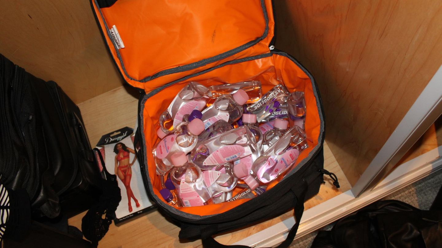 Selbst Kühltaschen waren vollgestopft mit Gleitgel und Babyöl