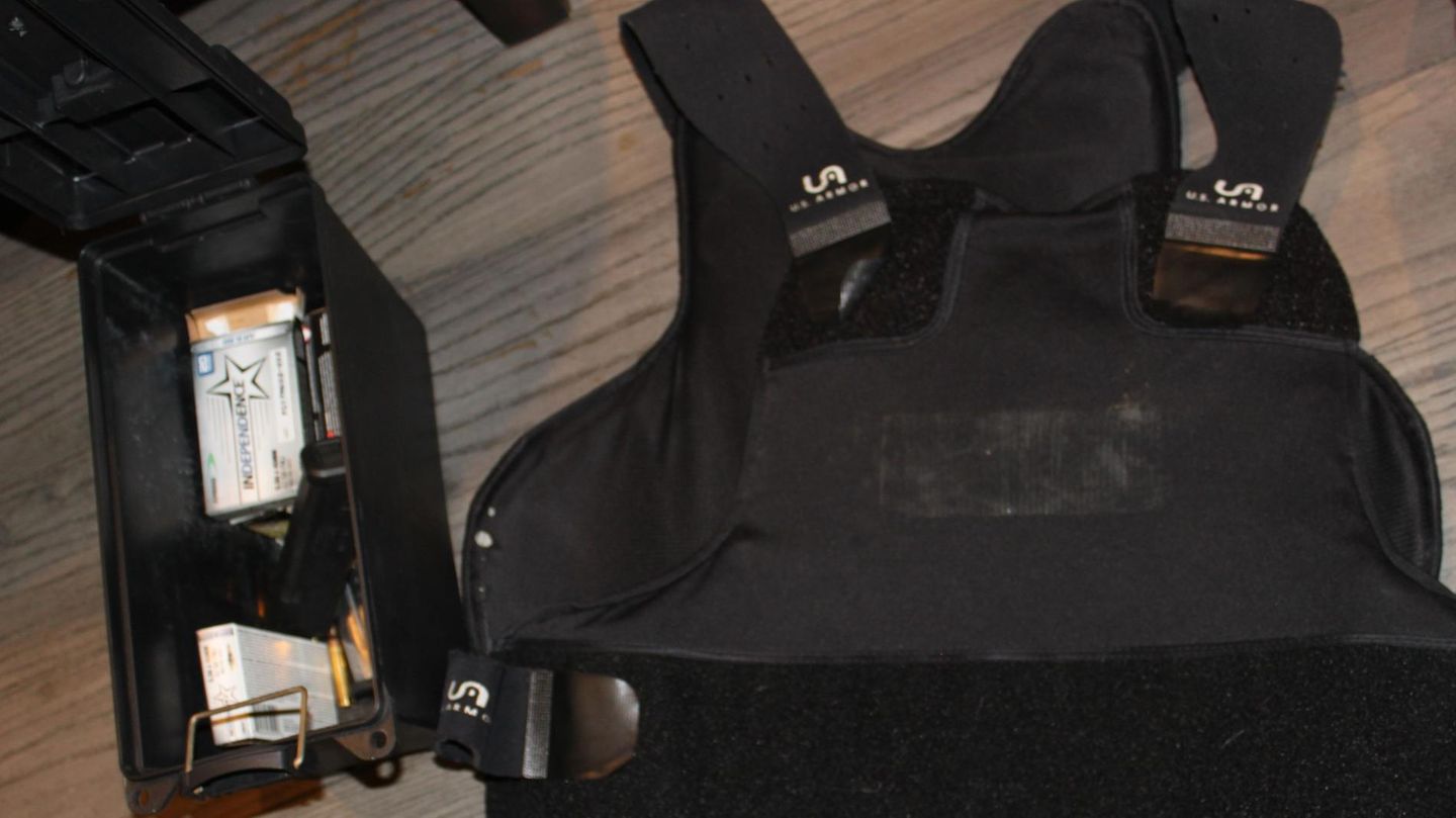 Munition neben einer schusssicheren Weste
