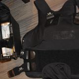 Munition neben einer schusssicheren Weste