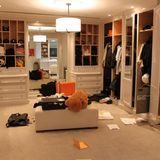 Eines der Ankleidezimmer war nach der Durchsuchung verwüstet – Taschen, Kisten und Dokumente blieben teils offen stehen. Und mittendrin: ein riesiger Plüschteddy