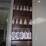 Flaschenweise Babyöl, säuberlich aufgereiht in Regalen