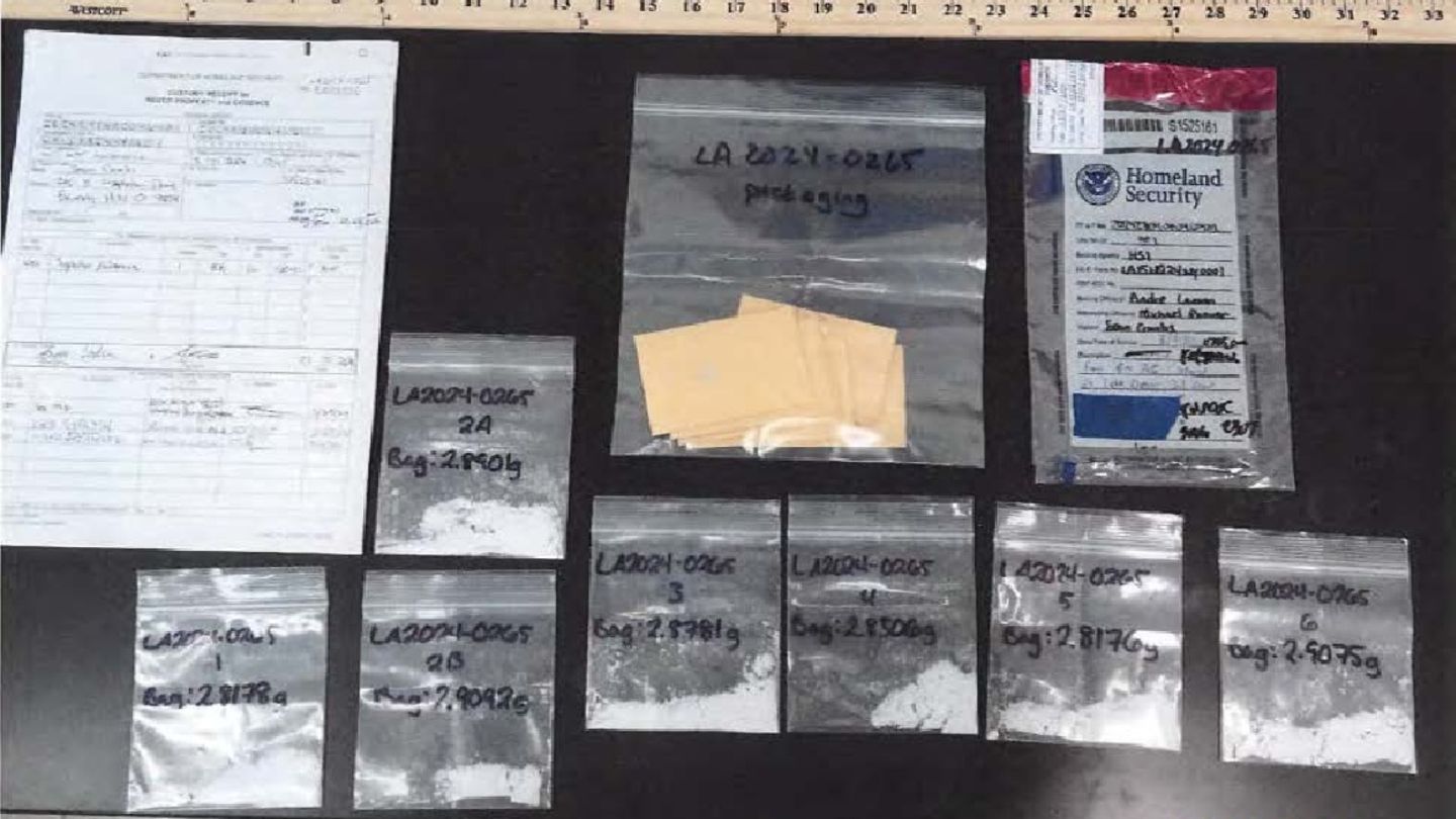 Die Ermittler beschlagnahmten auch diverse Tütchen mit ominösem Pulver, überall verteilt in Diddys Anwesen. Tests ergaben, dass es sich um diverse Drogen handelt, darunter MDMA und Ketamin