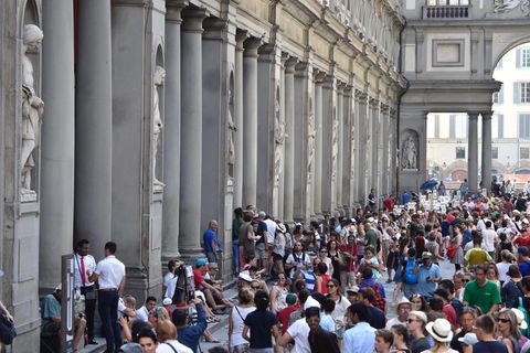 Florenz: Besucher warten vor den Uffizien